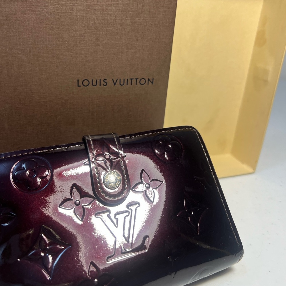 [Louis Vuitton] Amarante Burgandy Vernis Patent Monogram Kisslock Wallet w/box